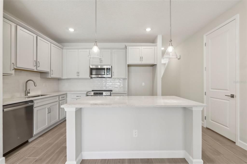 Activo con contrato: $389,990 (3 camas, 2 baños, 1557 Pies cuadrados)