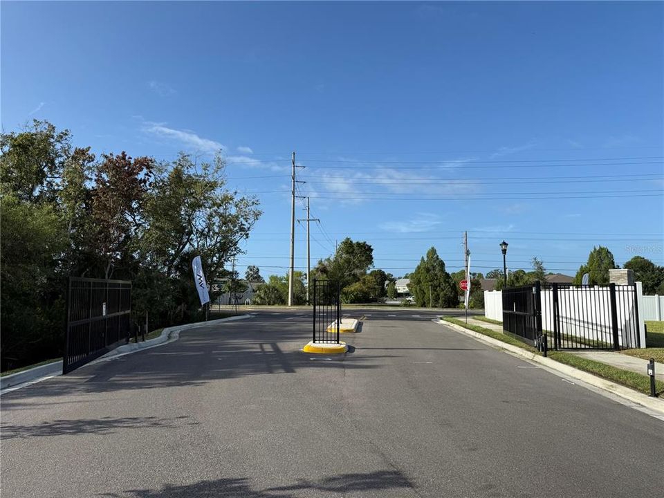 Activo con contrato: $389,990 (3 camas, 2 baños, 1557 Pies cuadrados)