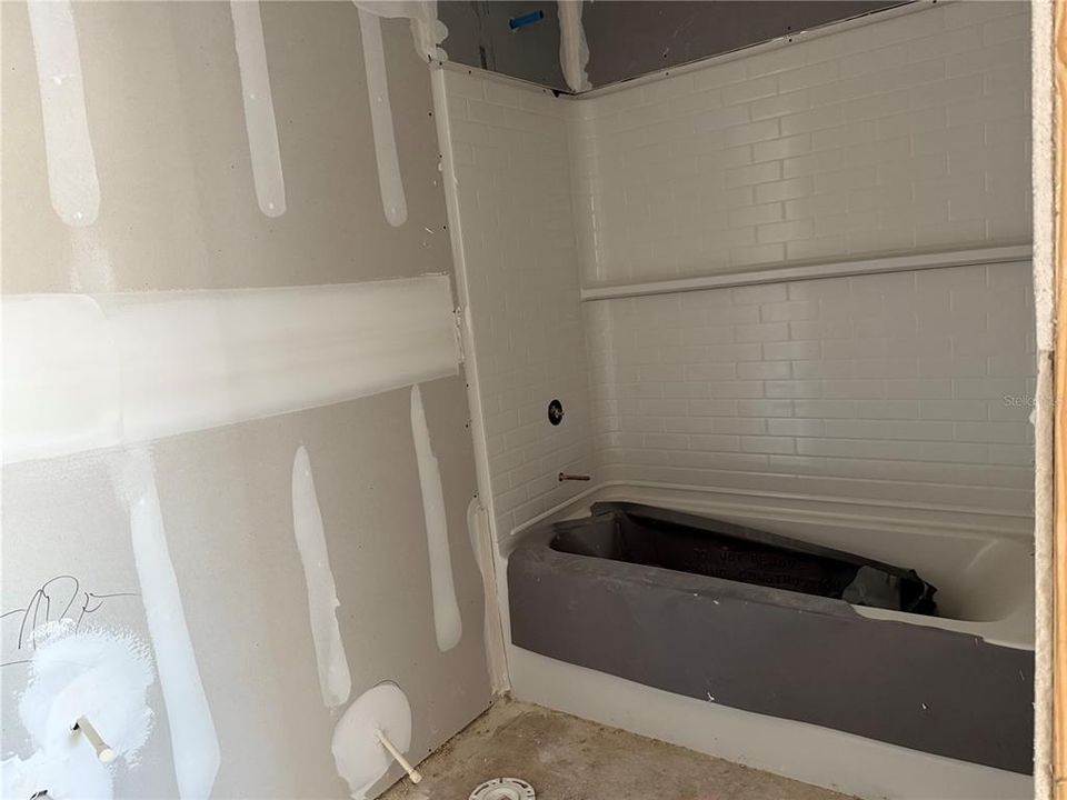 Activo con contrato: $389,990 (3 camas, 2 baños, 1557 Pies cuadrados)