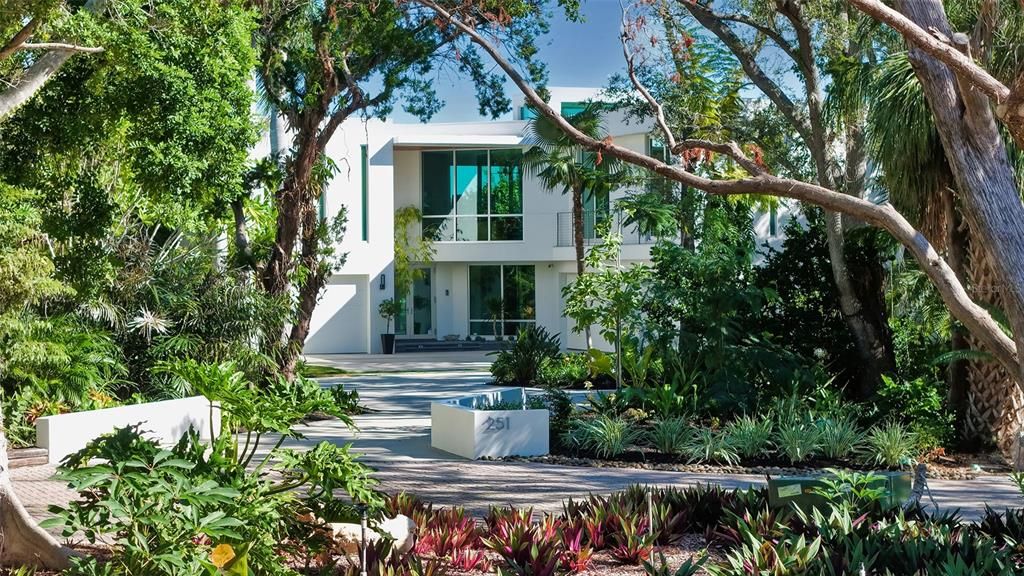 Active With Contract: $6,000,000 (4 beds, 3 baths, 3446 Square Feet)