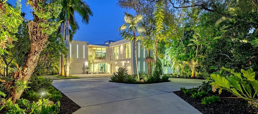 Active With Contract: $6,000,000 (4 beds, 3 baths, 3446 Square Feet)