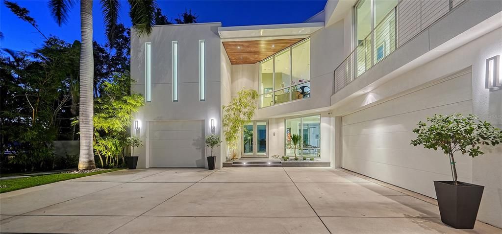 Active With Contract: $6,000,000 (4 beds, 3 baths, 3446 Square Feet)