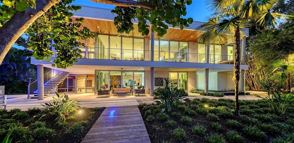 Active With Contract: $6,000,000 (4 beds, 3 baths, 3446 Square Feet)