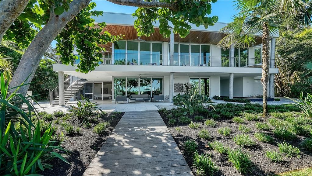 Active With Contract: $6,000,000 (4 beds, 3 baths, 3446 Square Feet)