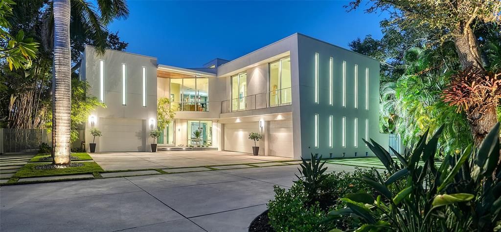 Active With Contract: $6,000,000 (4 beds, 3 baths, 3446 Square Feet)