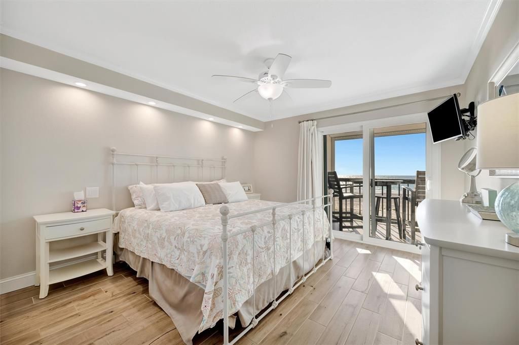 For Sale: $775,000 (2 beds, 2 baths, 1060 Square Feet)