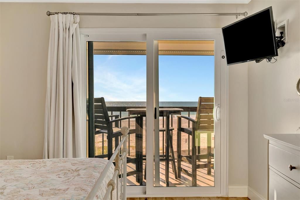 For Sale: $775,000 (2 beds, 2 baths, 1060 Square Feet)