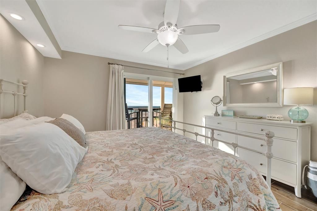 For Sale: $775,000 (2 beds, 2 baths, 1060 Square Feet)