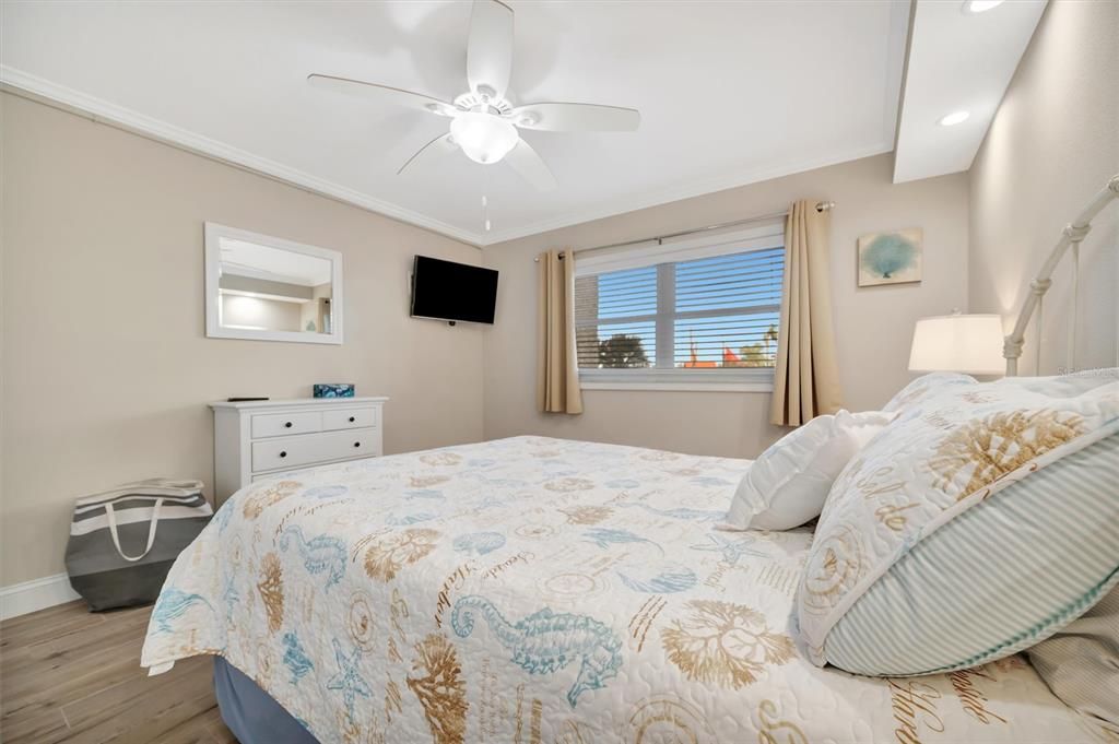 For Sale: $775,000 (2 beds, 2 baths, 1060 Square Feet)