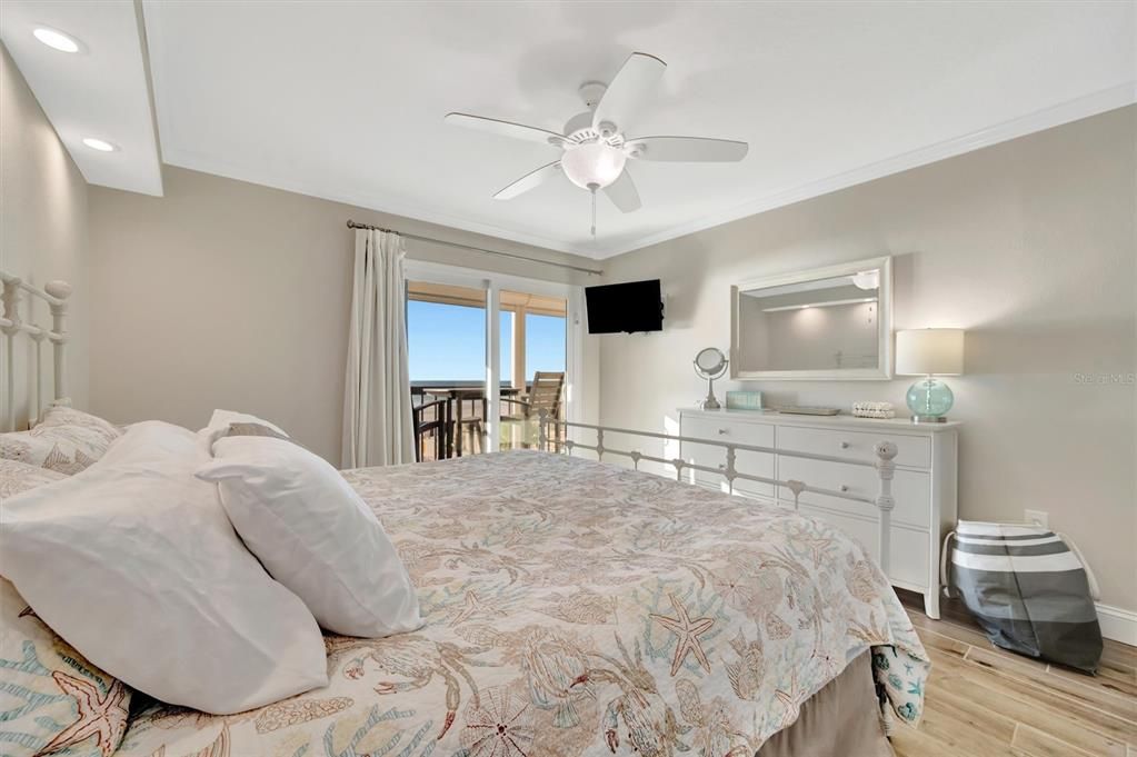 For Sale: $775,000 (2 beds, 2 baths, 1060 Square Feet)