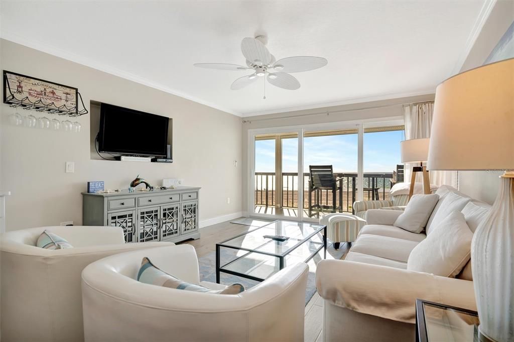 For Sale: $775,000 (2 beds, 2 baths, 1060 Square Feet)