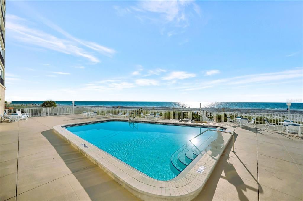 For Sale: $775,000 (2 beds, 2 baths, 1060 Square Feet)