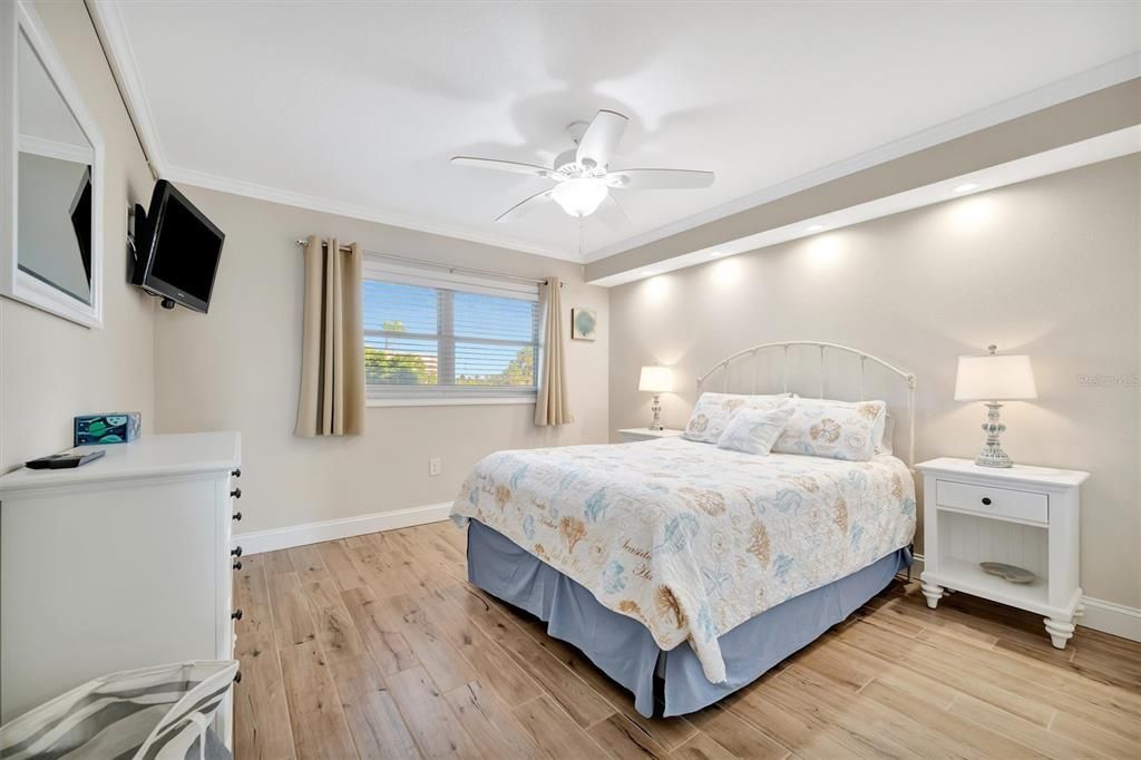 For Sale: $775,000 (2 beds, 2 baths, 1060 Square Feet)