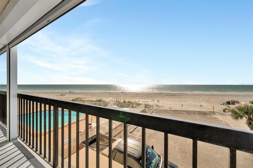 For Sale: $775,000 (2 beds, 2 baths, 1060 Square Feet)