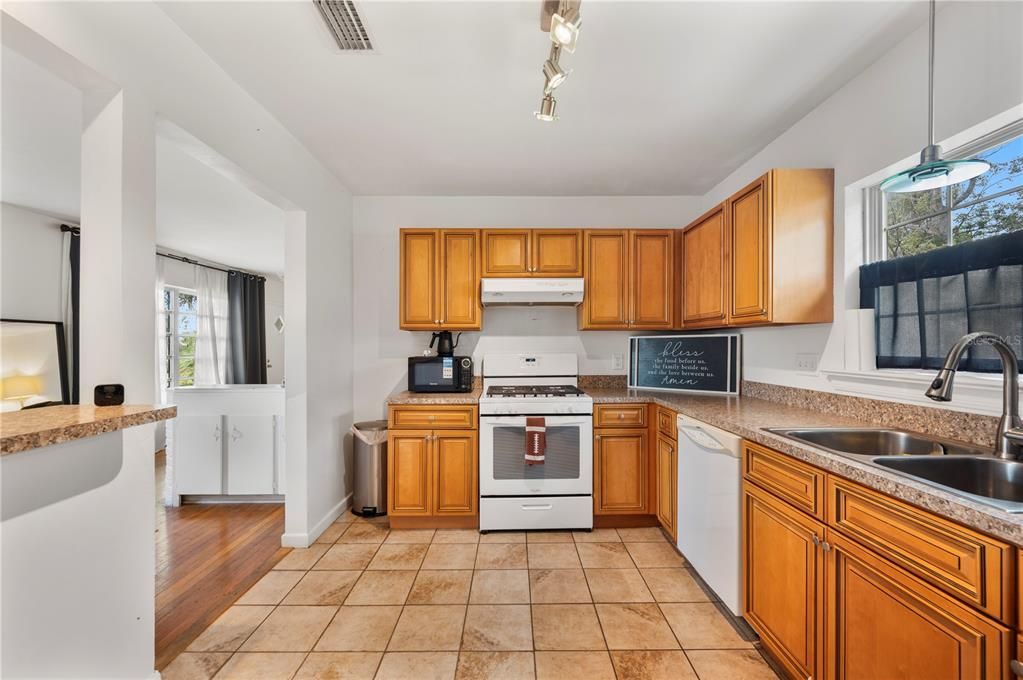 En Venta: $374,900 (3 camas, 1 baños, 1737 Pies cuadrados)