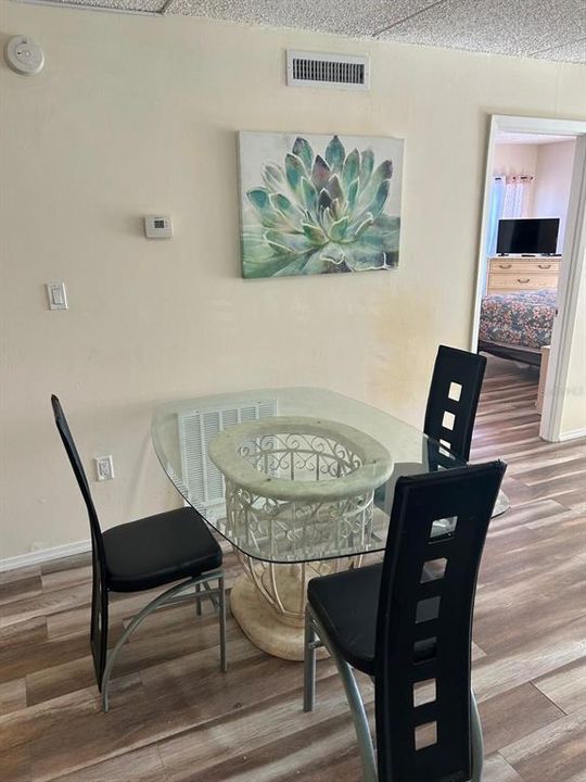 For Sale: $200,000 (2 beds, 2 baths, 987 Square Feet)