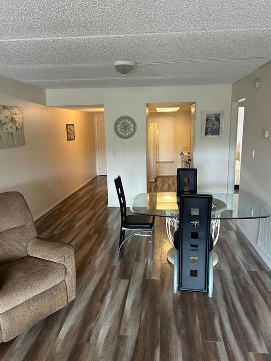 For Sale: $200,000 (2 beds, 2 baths, 987 Square Feet)