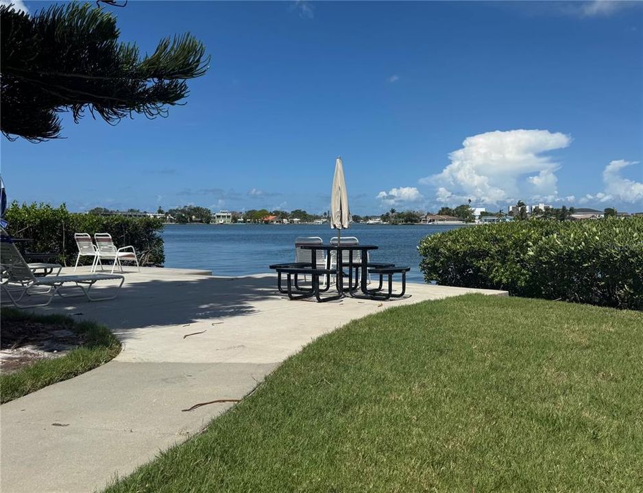 For Sale: $200,000 (2 beds, 2 baths, 987 Square Feet)