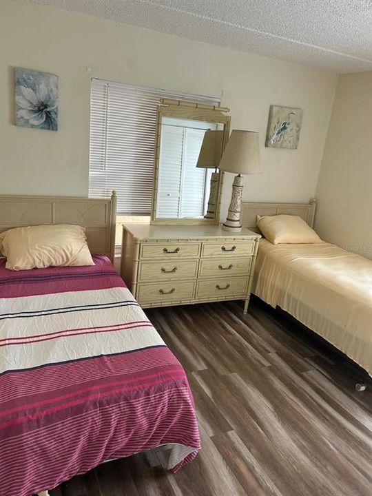 For Sale: $200,000 (2 beds, 2 baths, 987 Square Feet)