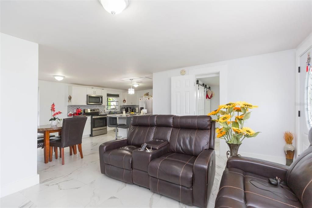 合同活跃: $369,900 (3 贝兹, 3 浴室, 1246 平方英尺)