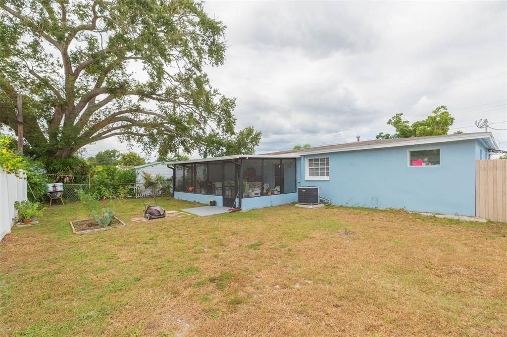 合同活跃: $369,900 (3 贝兹, 3 浴室, 1246 平方英尺)