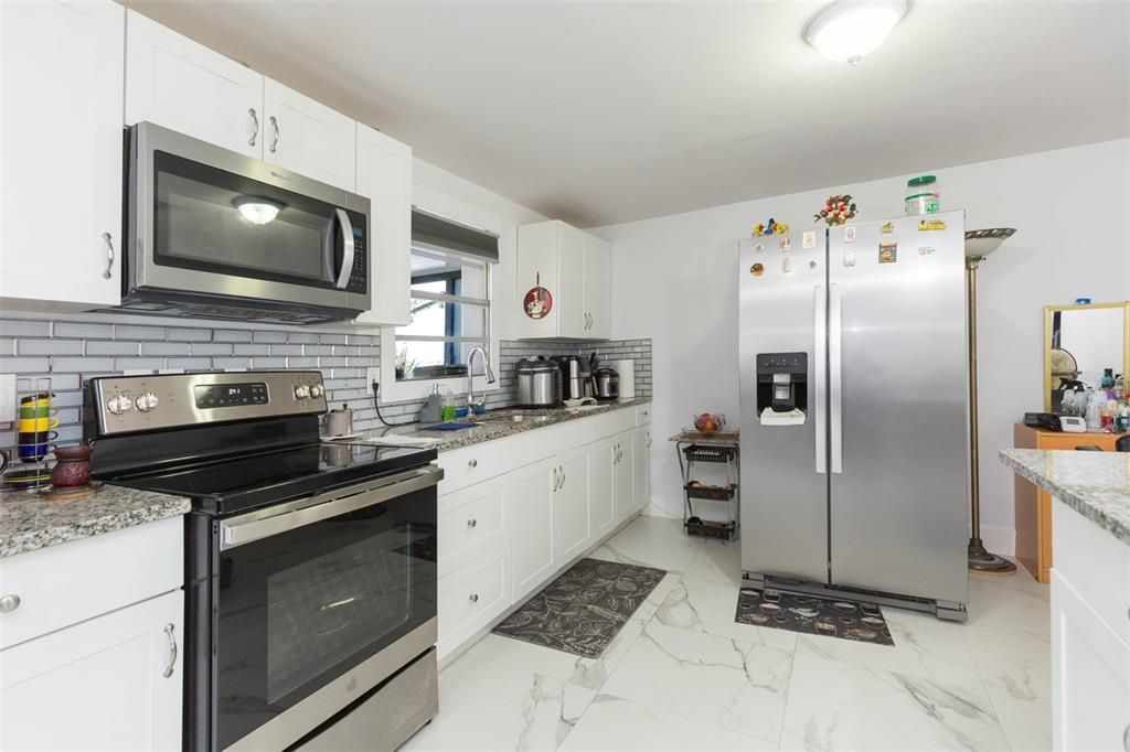 合同活跃: $369,900 (3 贝兹, 3 浴室, 1246 平方英尺)