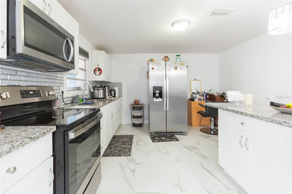 合同活跃: $369,900 (3 贝兹, 3 浴室, 1246 平方英尺)