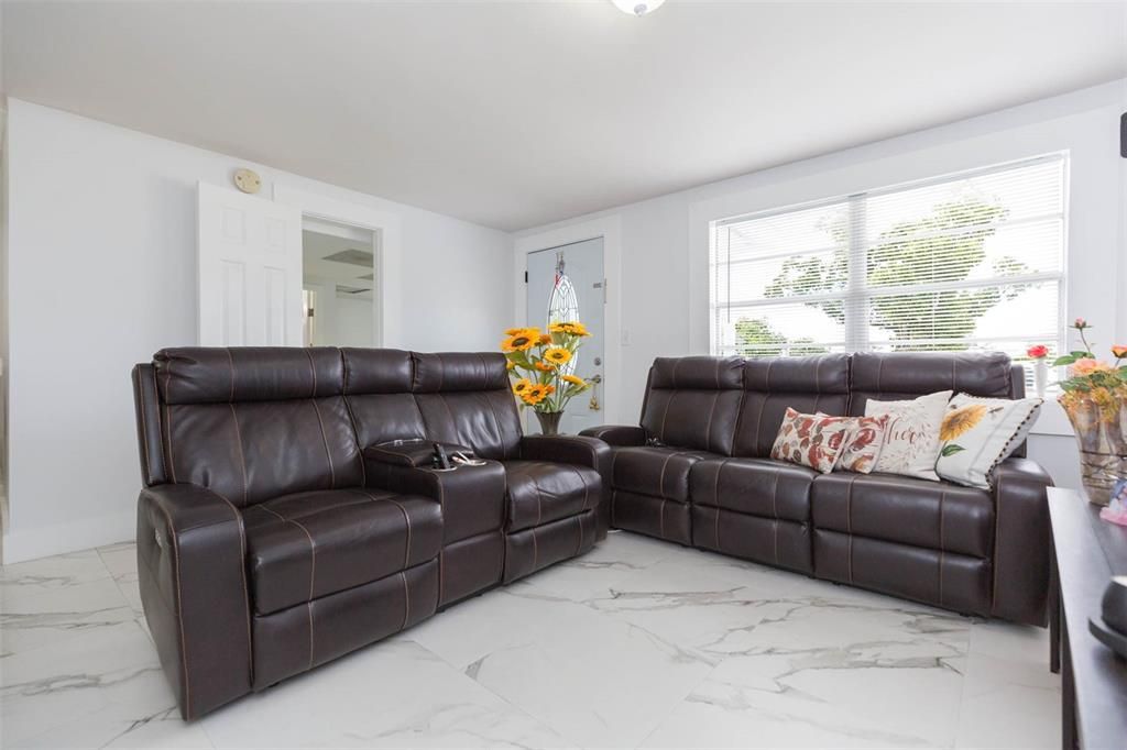 合同活跃: $369,900 (3 贝兹, 3 浴室, 1246 平方英尺)