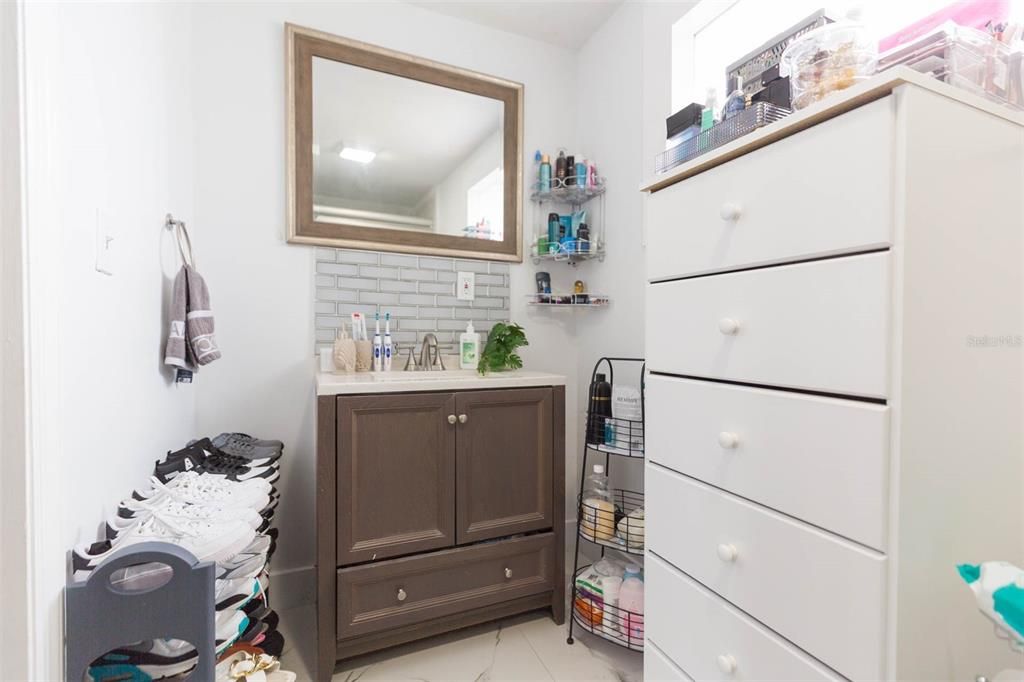 合同活跃: $369,900 (3 贝兹, 3 浴室, 1246 平方英尺)