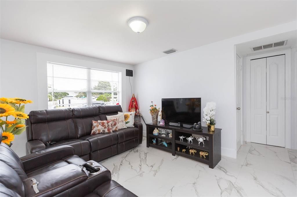 合同活跃: $369,900 (3 贝兹, 3 浴室, 1246 平方英尺)