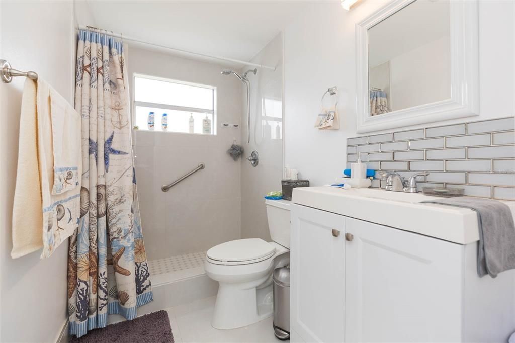 合同活跃: $369,900 (3 贝兹, 3 浴室, 1246 平方英尺)