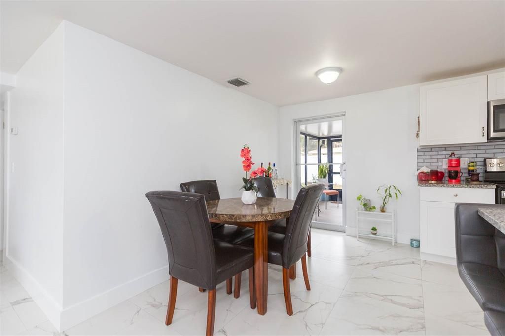 合同活跃: $369,900 (3 贝兹, 3 浴室, 1246 平方英尺)