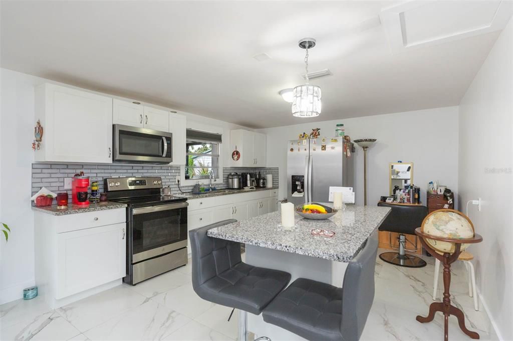 合同活跃: $369,900 (3 贝兹, 3 浴室, 1246 平方英尺)