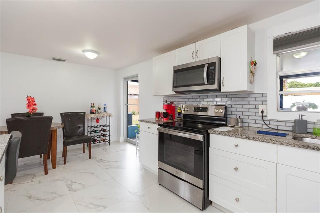 合同活跃: $369,900 (3 贝兹, 3 浴室, 1246 平方英尺)