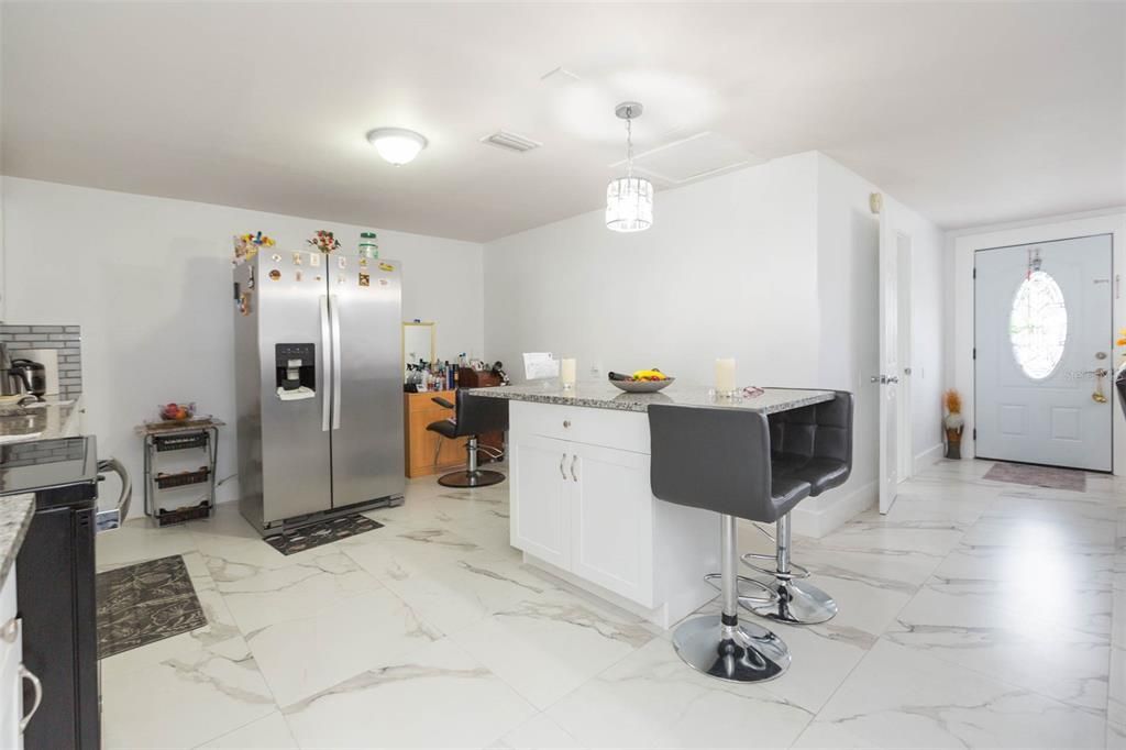 合同活跃: $369,900 (3 贝兹, 3 浴室, 1246 平方英尺)