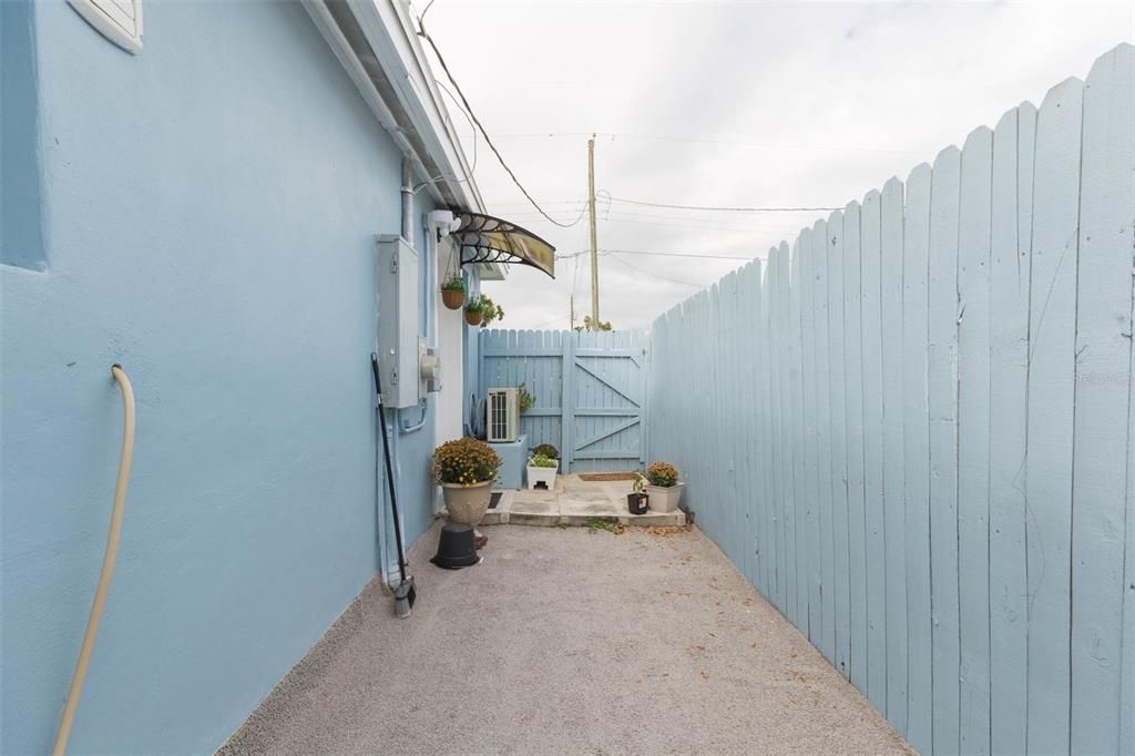 合同活跃: $369,900 (3 贝兹, 3 浴室, 1246 平方英尺)