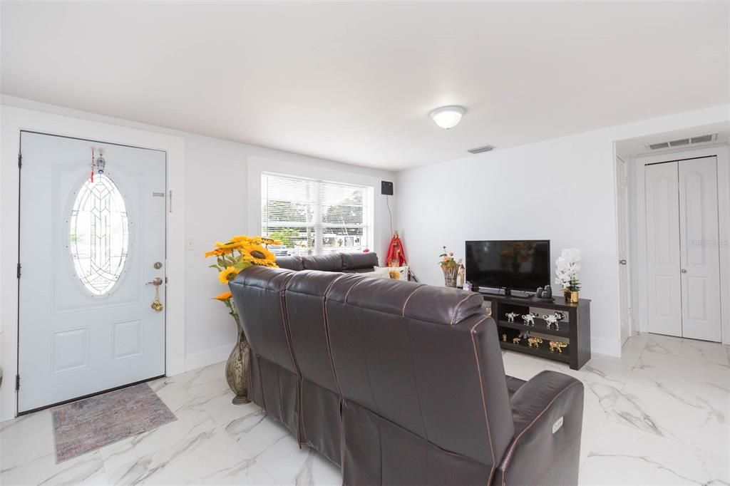 合同活跃: $369,900 (3 贝兹, 3 浴室, 1246 平方英尺)