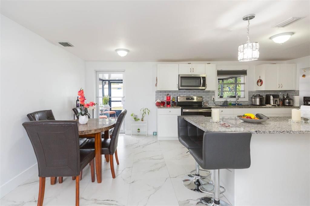 合同活跃: $369,900 (3 贝兹, 3 浴室, 1246 平方英尺)