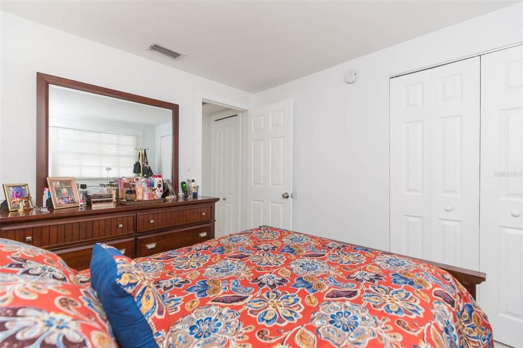 合同活跃: $369,900 (3 贝兹, 3 浴室, 1246 平方英尺)