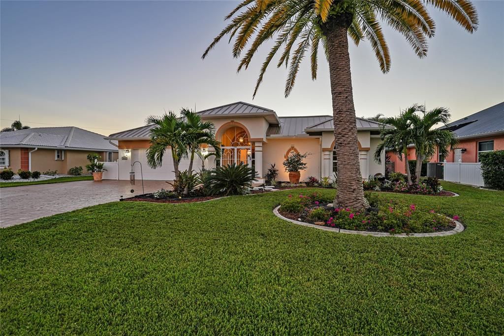 For Sale: $599,000 (4 beds, 3 baths, 2777 Square Feet)