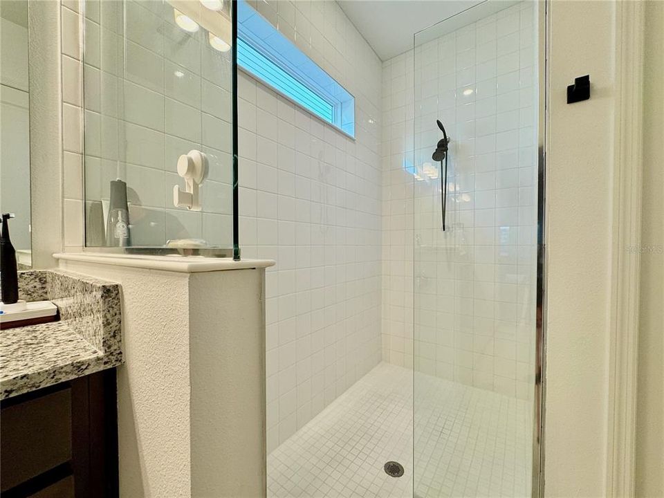 En Venta: $570,000 (4 camas, 2 baños, 2220 Pies cuadrados)