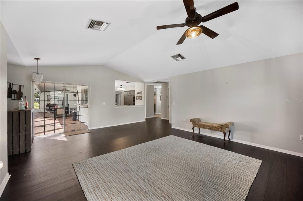 En Venta: $425,000 (4 camas, 2 baños, 2465 Pies cuadrados)