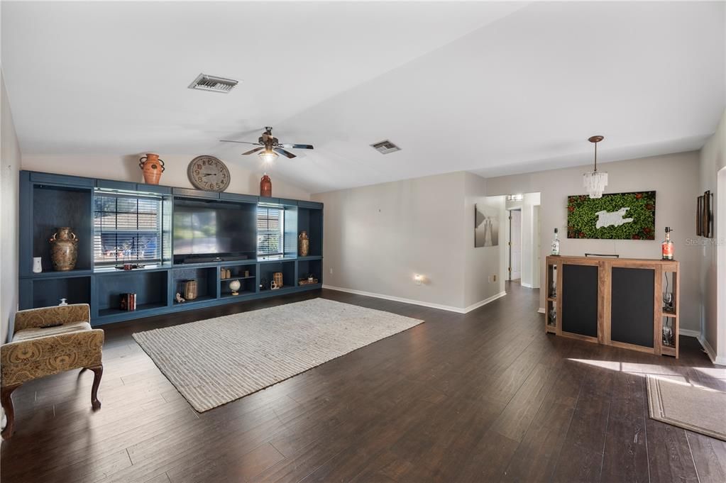 En Venta: $425,000 (4 camas, 2 baños, 2465 Pies cuadrados)