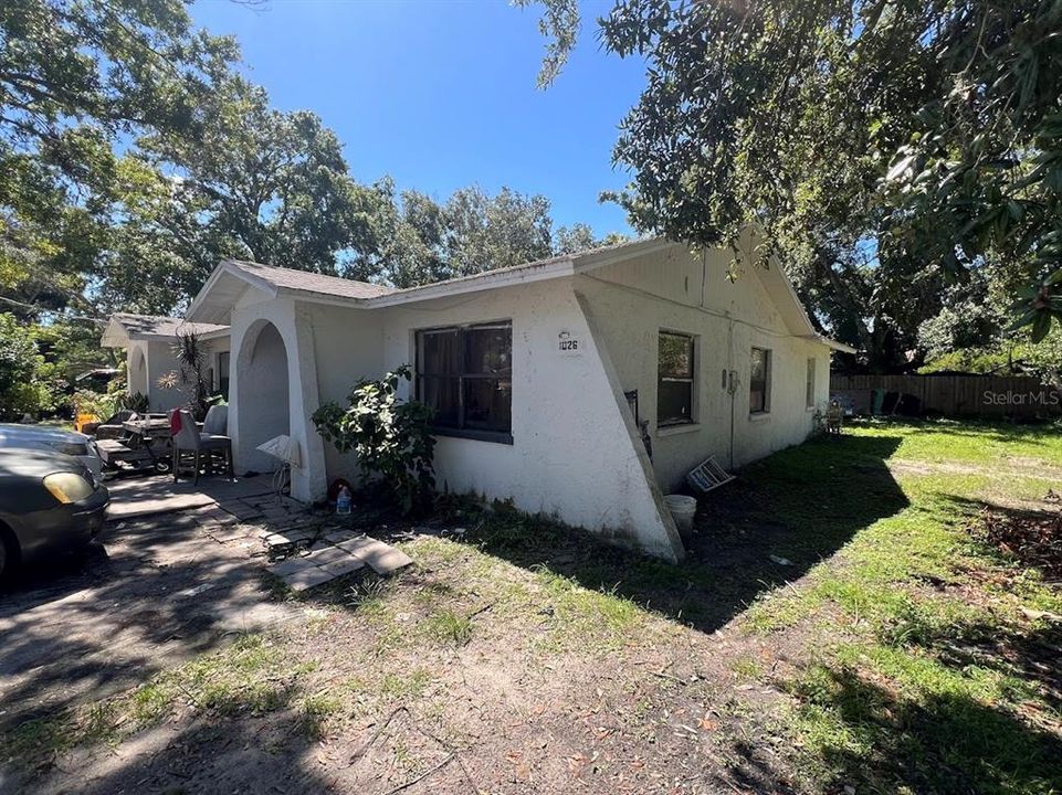 合同活跃: $420,000 (6 贝兹, 0 浴室, 1992 平方英尺)