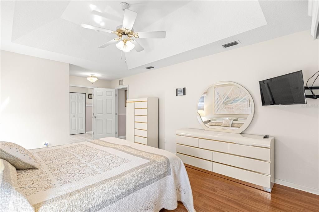 合同活跃: $265,000 (3 贝兹, 2 浴室, 1906 平方英尺)