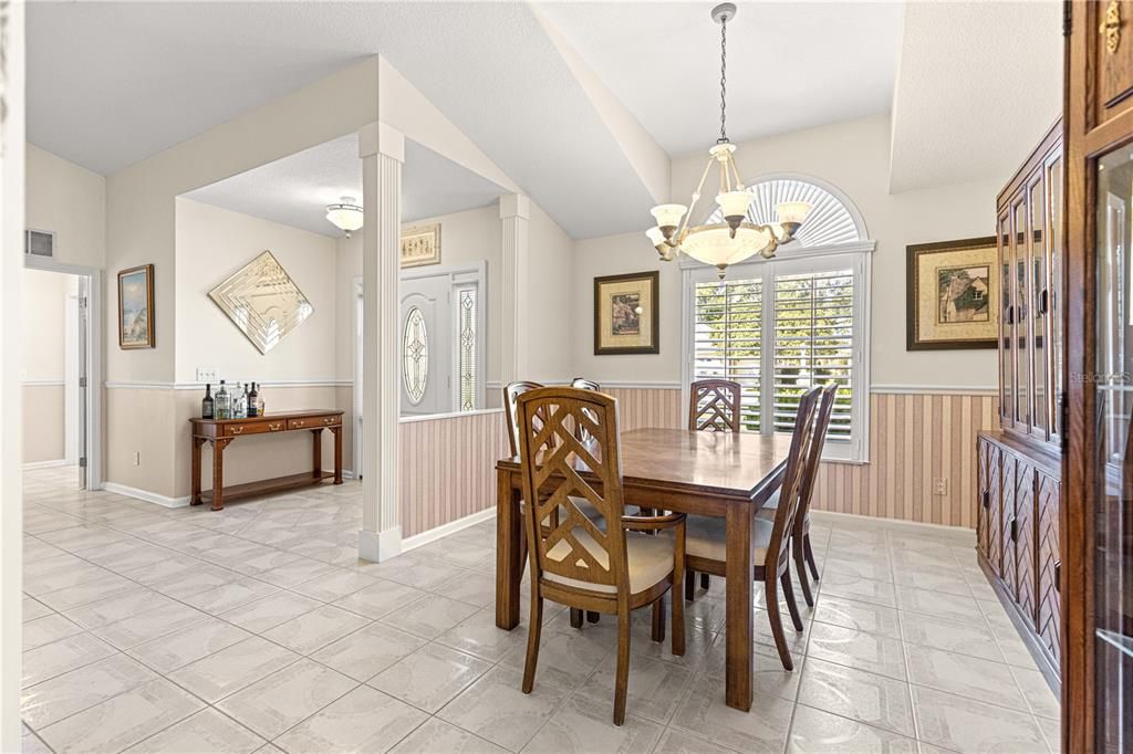 合同活跃: $265,000 (3 贝兹, 2 浴室, 1906 平方英尺)