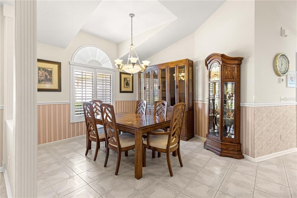 合同活跃: $265,000 (3 贝兹, 2 浴室, 1906 平方英尺)