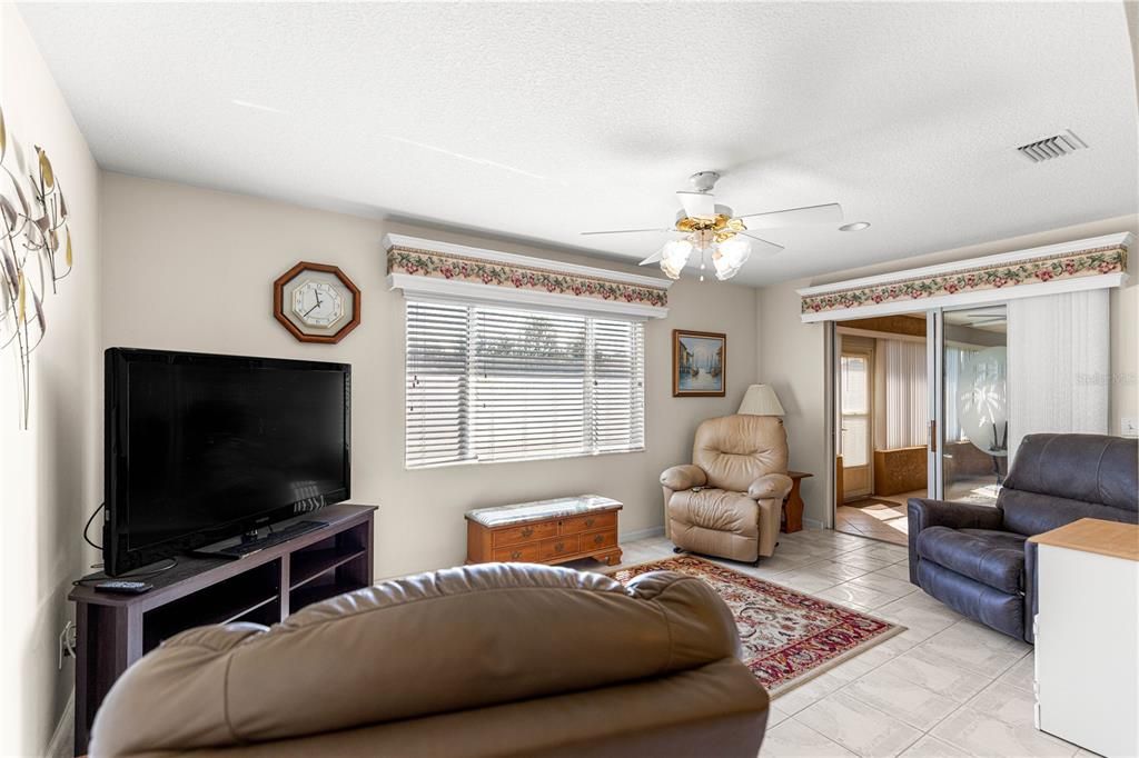 合同活跃: $265,000 (3 贝兹, 2 浴室, 1906 平方英尺)