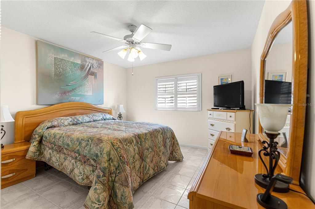 合同活跃: $265,000 (3 贝兹, 2 浴室, 1906 平方英尺)