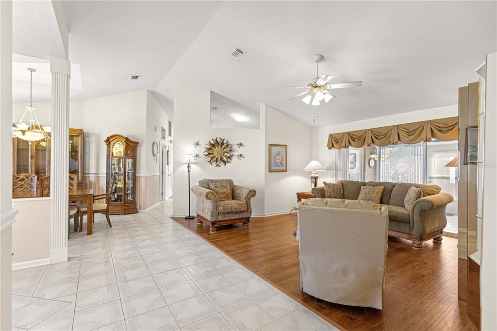 合同活跃: $265,000 (3 贝兹, 2 浴室, 1906 平方英尺)